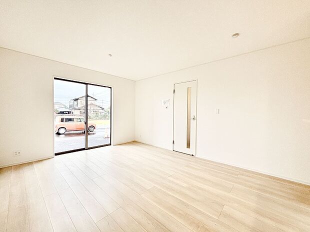 日当たりのいいリビングでゆったりとしたティータイムを！ お気に入りのグリーンを飾れば更に心地よさがアップ！