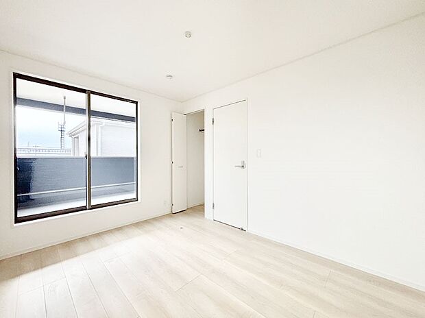 明るいバルコニーサイドに洋室を設置。目覚めの良い寝室に。 