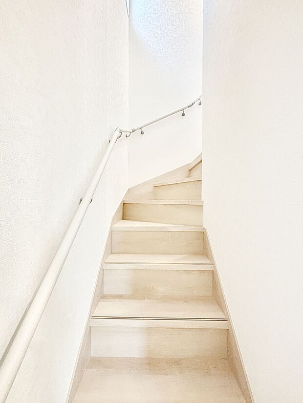 安全性を考慮し階段には手すりを設置しています