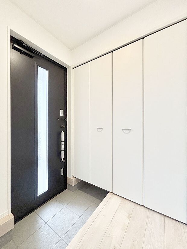 天井まである玄関収納で、家族全員の靴もすっきり収納！ 