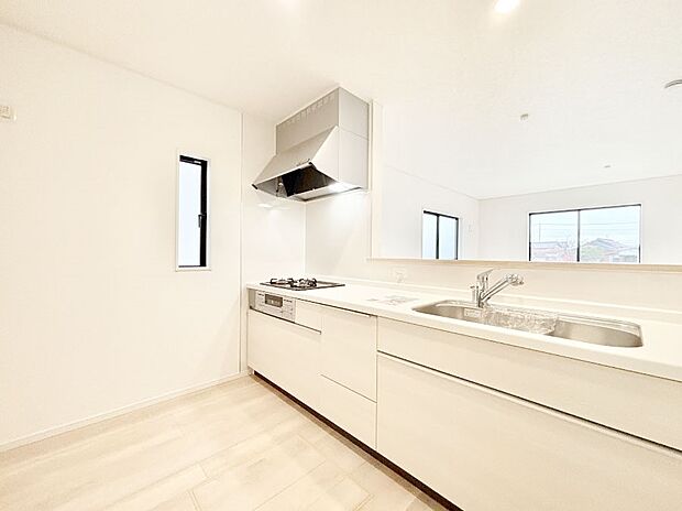 爽やかな風が通り抜けるキッチン。窓があるので明るく換気にも役立ちます。