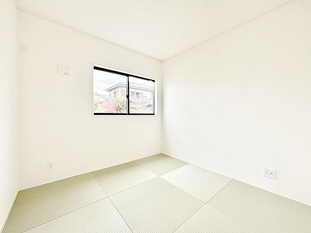 リビングと隣り合っている和室。ほっと一息できる和の空間も忘れずに。 