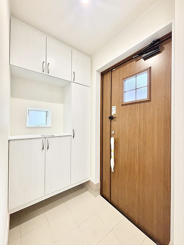 飾り棚を利用して、お越しいただくお客様をおもてなしできます。