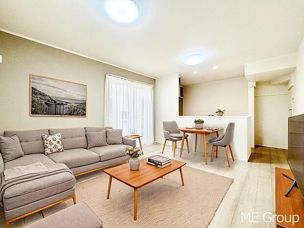 ご家族の賑やかな話し声で包まれる明るいリビング ※家具はCGです