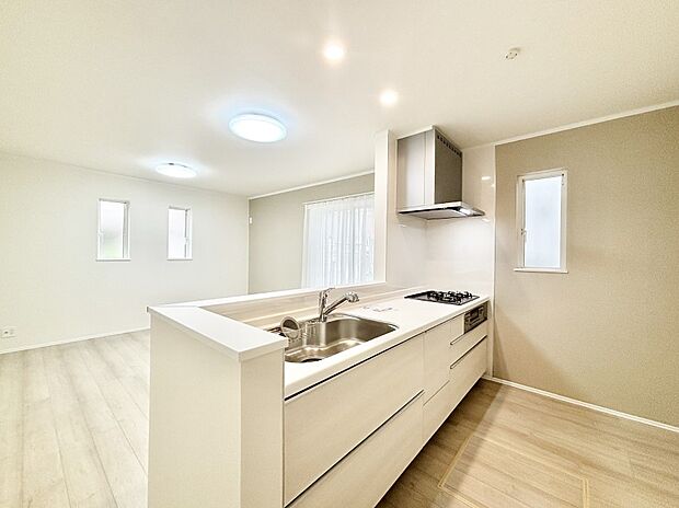 爽やかな風が通り抜けるキッチン。窓があるので明るく換気にも役立ちます。  