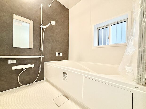 一日の疲れを癒してくれる明るい清潔感のあるバスルーム