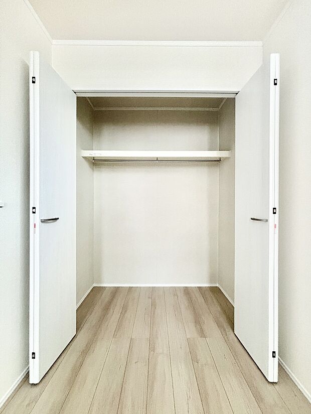 洋室のクローゼット。奥行きがあるので厚手の衣類もすっきり収まります。