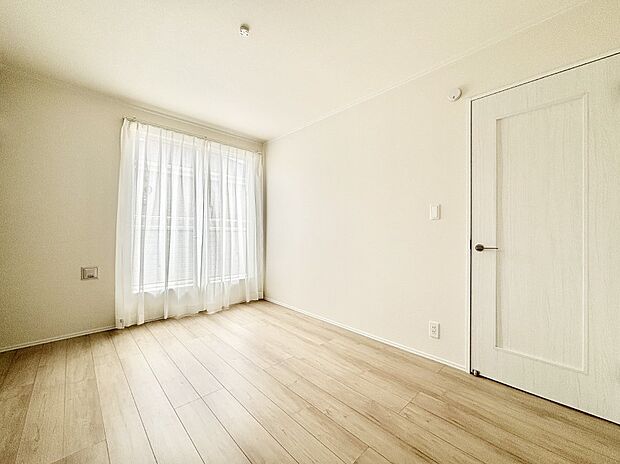 バルコニーが開放感をプラスしてくれる洋室    