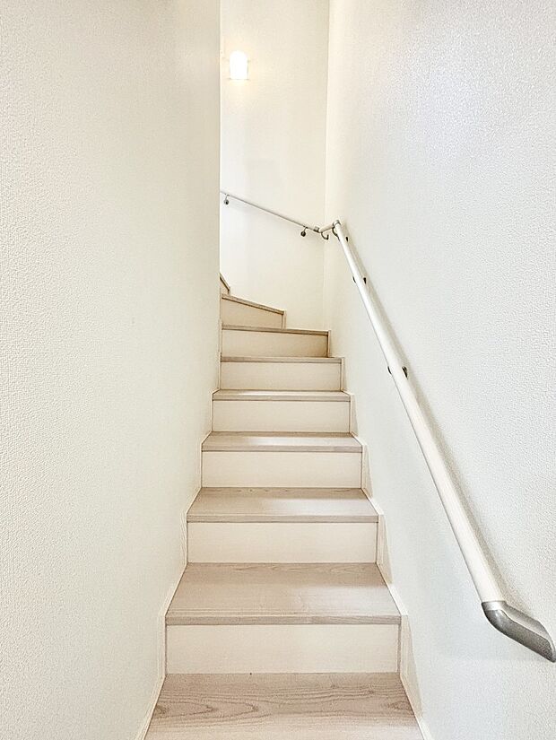 安全性を考慮し階段には手すりを設置しています  