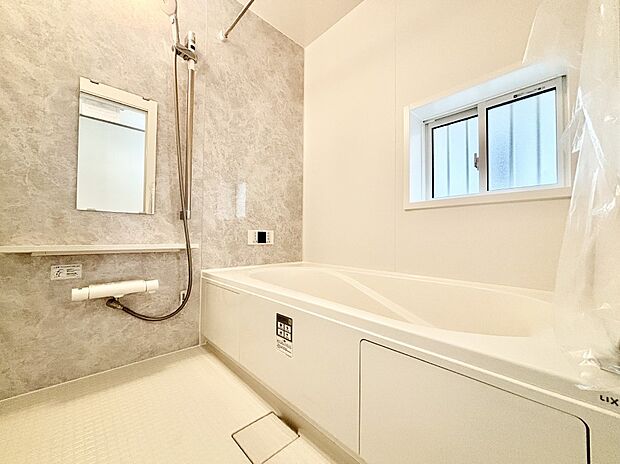 一日の疲れを癒してくれる明るい清潔感のあるバスルーム    