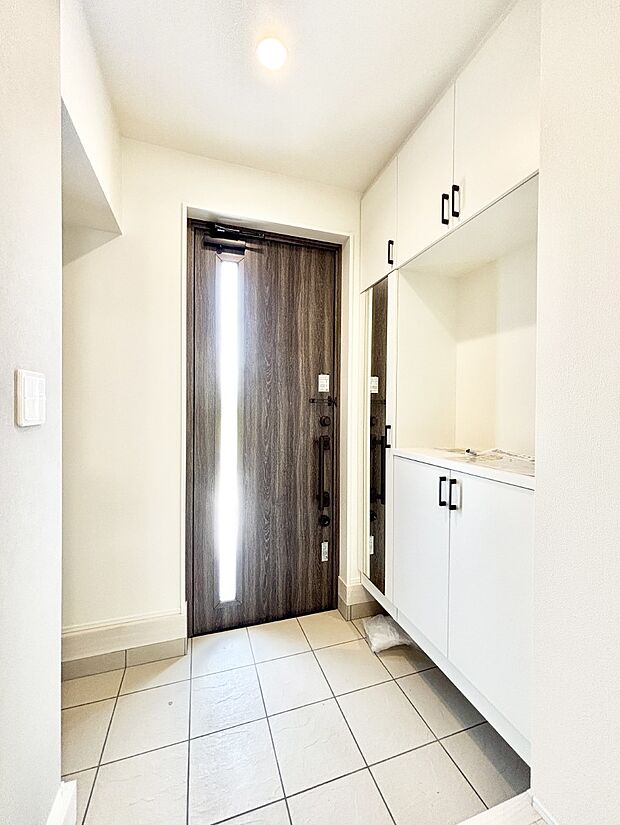 ガラススリットの入った玄関ドアが室内に光を届けてくれます