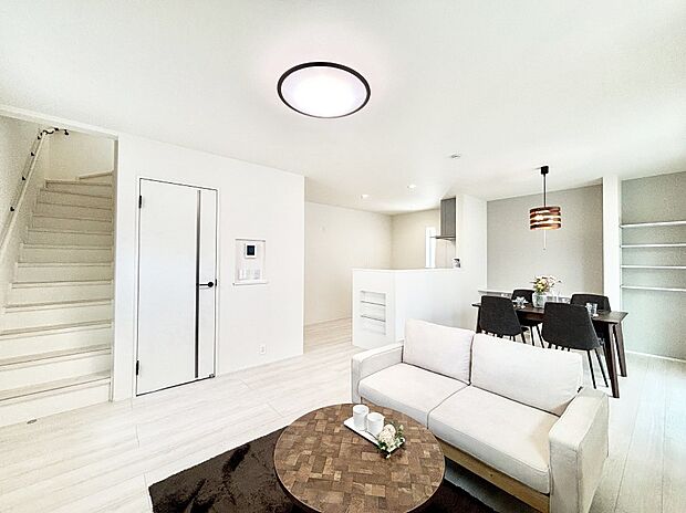 ご家族の賑やかな話し声で包まれる明るいリビング