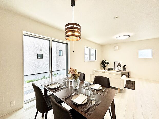 ご家族の賑やかな話し声で包まれる明るいリビング