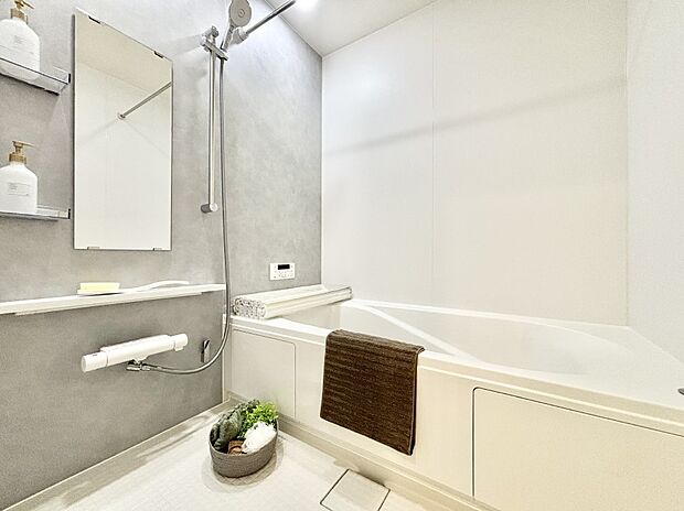 一日の疲れを癒してくれる明るい清潔感のあるバスルーム