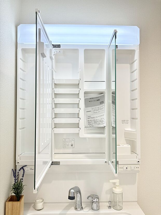 三面鏡の裏に、化粧品や衛生用品などを収納可能。洗面台をすっきりと保ちます！