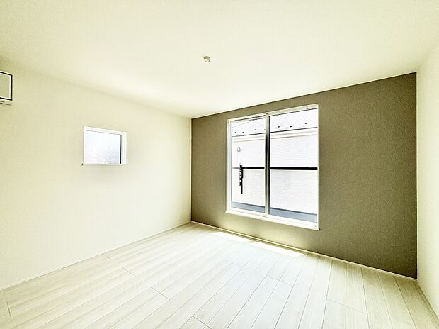 バルコニーが開放感をプラスしてくれる洋室