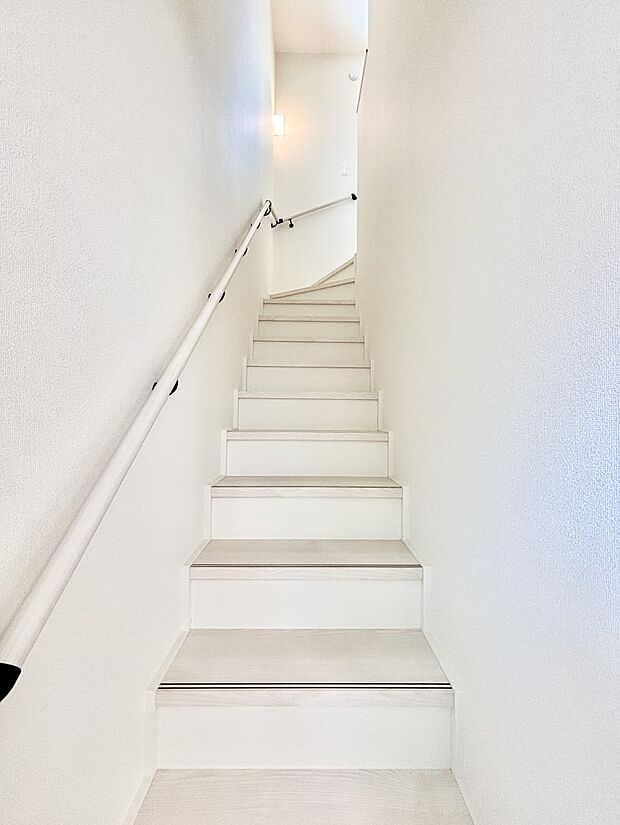 階段は手すり付きなので小さなお子さまやご高齢の方も安心です