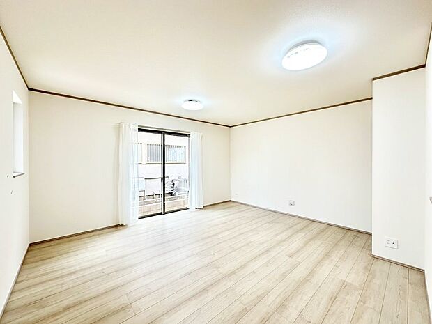 大きな窓からたっぷりの陽光と風を感じられるリビング