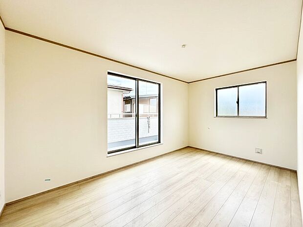 バルコニーが開放感をプラスしてくれる洋室