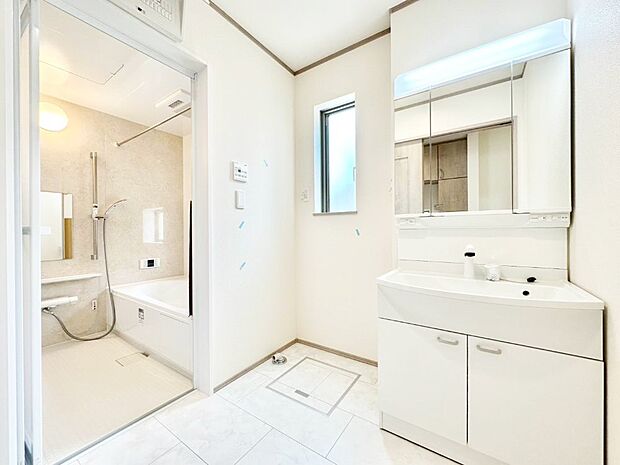 清潔感ある洗面化粧室で朝の身支度も快適