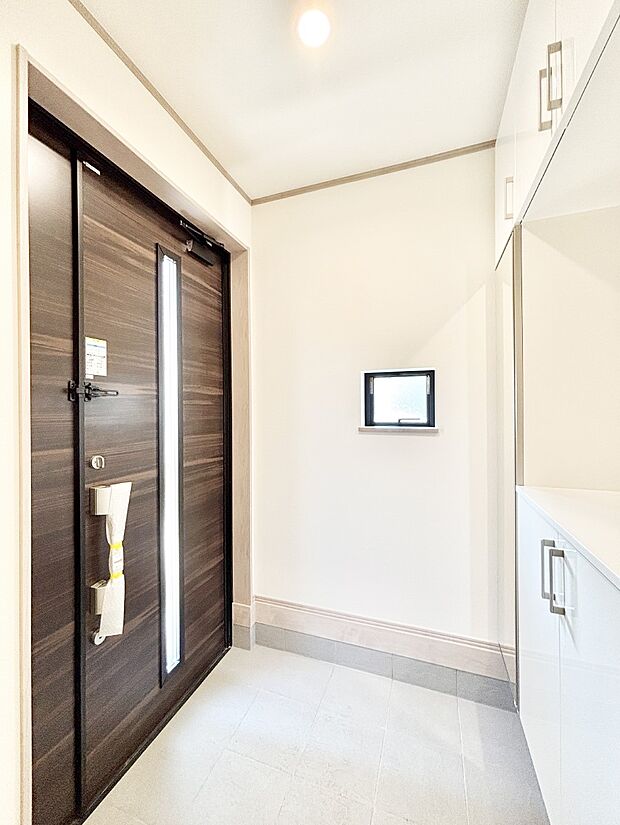 玄関ドアにスリッドラインが入っているので光の演出をしてくれます