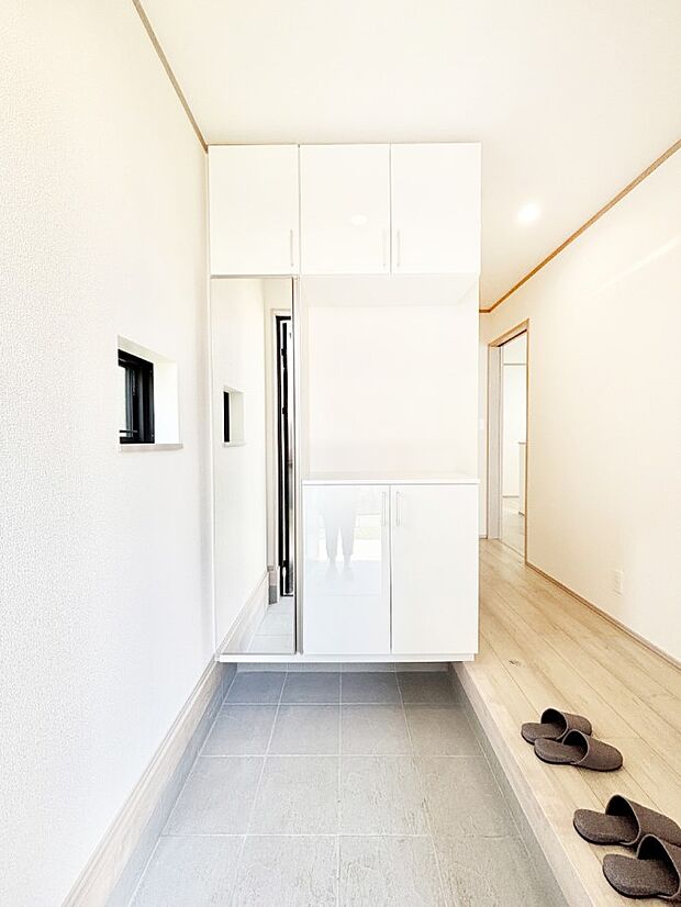 ご家族やお客様を気持ちよくお出迎えできる穏やかな雰囲気の玄関です