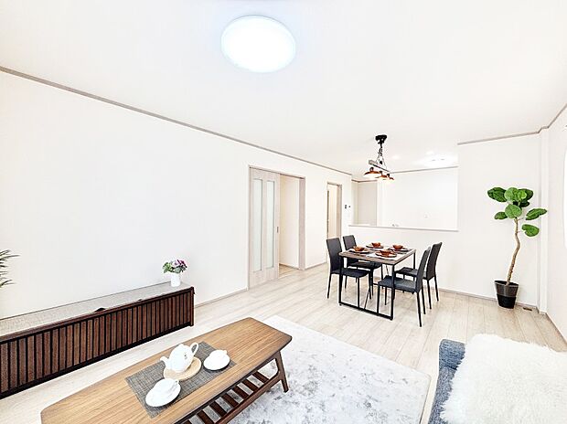 ナチュラルテイストの優しく柔らかい色使いのフローリングが素敵なリビングですね