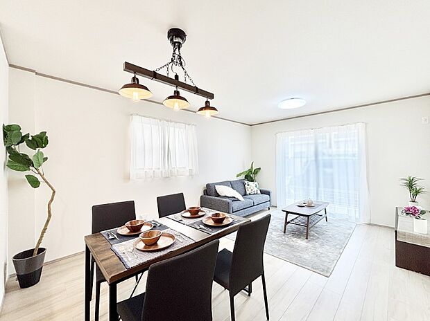 大きな窓からたっぷりの陽光と風を感じられるリビング