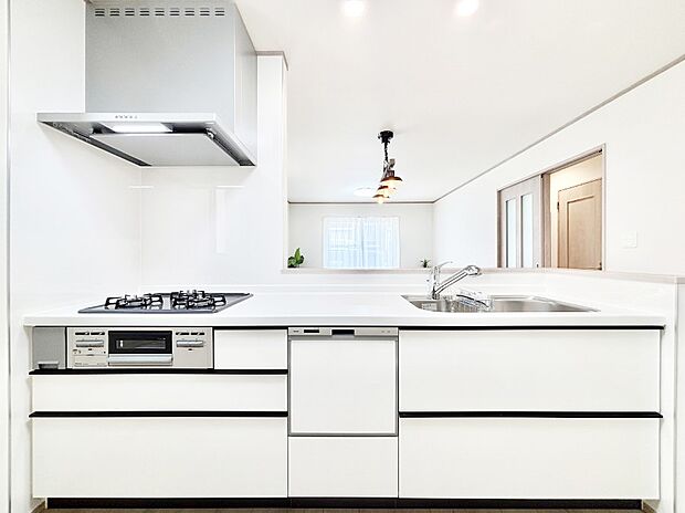 広々とした使い勝手の良いキッチンで日々のお料理も楽しくなりそう 