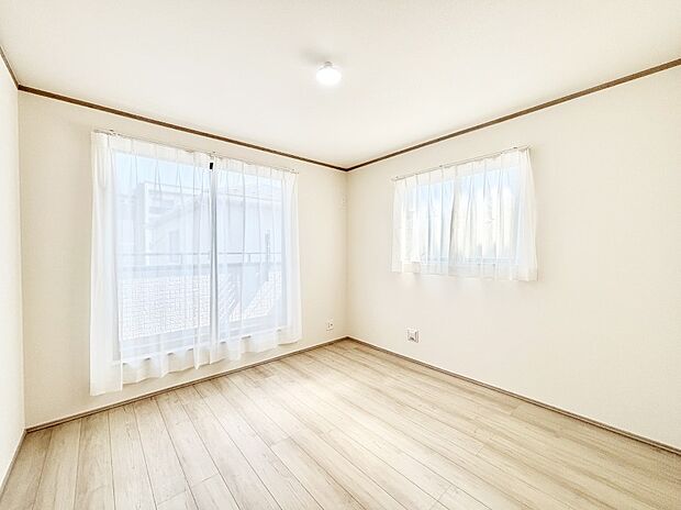 バルコニーが明るさと開放感を演出！朝スッキリと目覚められそうですね