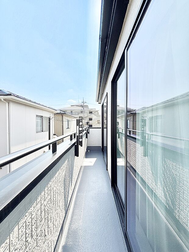 2部屋にまたがる広いバルコニー。晴れた日には洗濯物も気持ちよく干せそうですね。
