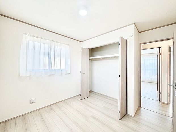 やさしい光がさしこむ居室はしっかり収納付き