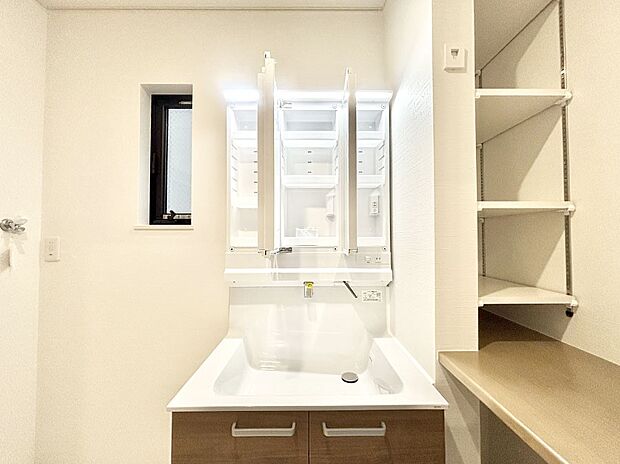 三面鏡の裏に、化粧品や衛生用品などを収納可能。洗面台をすっきりと保ちます！