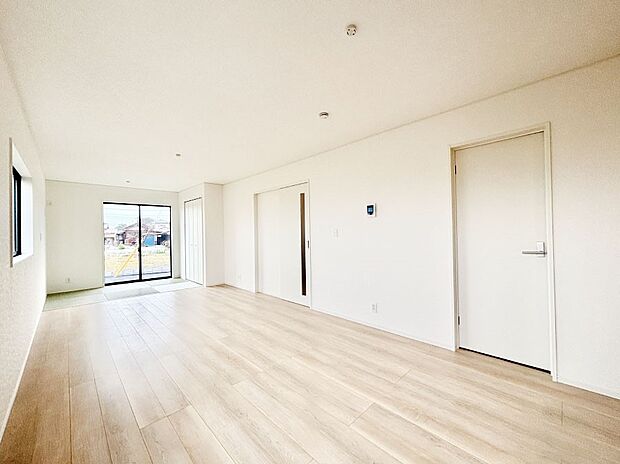 日当たりのいいリビングでゆったりとしたティータイムを！ お気に入りのグリーンを飾れば更に心地よさがアップ！