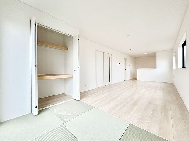 リビングの一角にはタタミコーナー！柔らかい畳の空間はお子様の遊び場として重宝します。