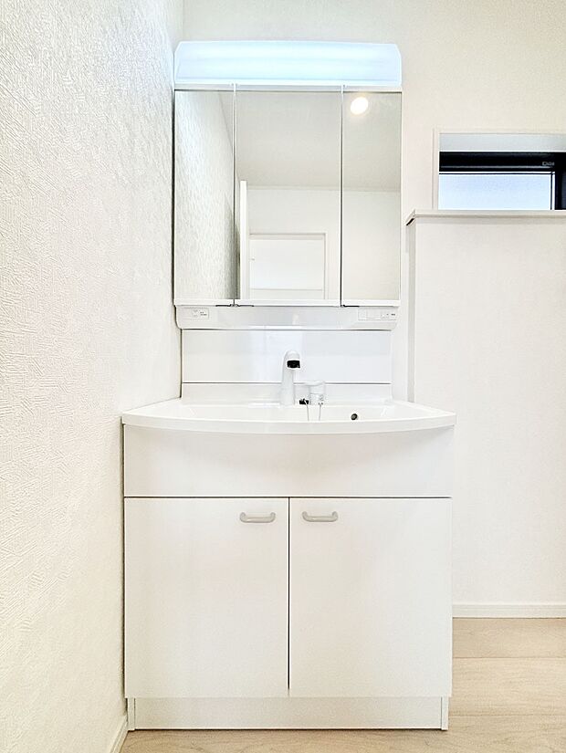 大きく見やすい三面鏡で清潔感ある洗面台は、身だしなみチェックや肌のお手入れにおすすめです。 