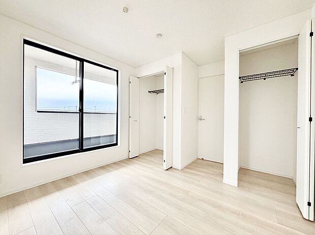 明るいバルコニーサイドに洋室を設置。目覚めの良い寝室に。 