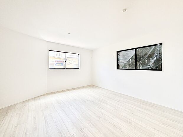 自然光が取り込まれ、家族団らんの場所を明るく演出