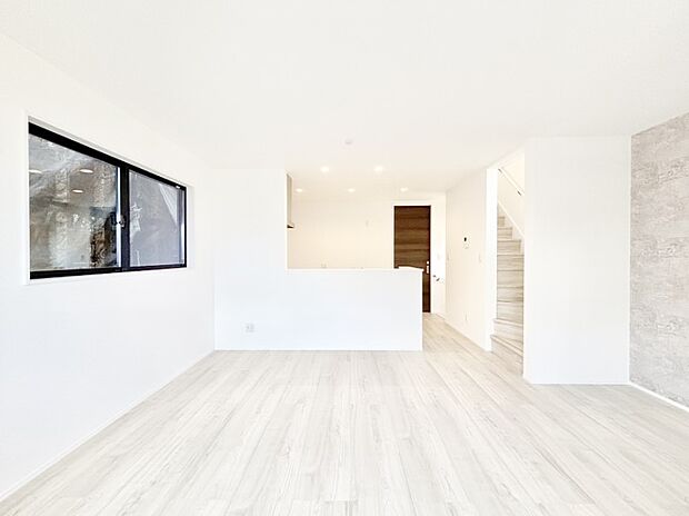 明るい陽光が注ぎ、寛ぎの雰囲気に満たされるリビング・ダイニング。   