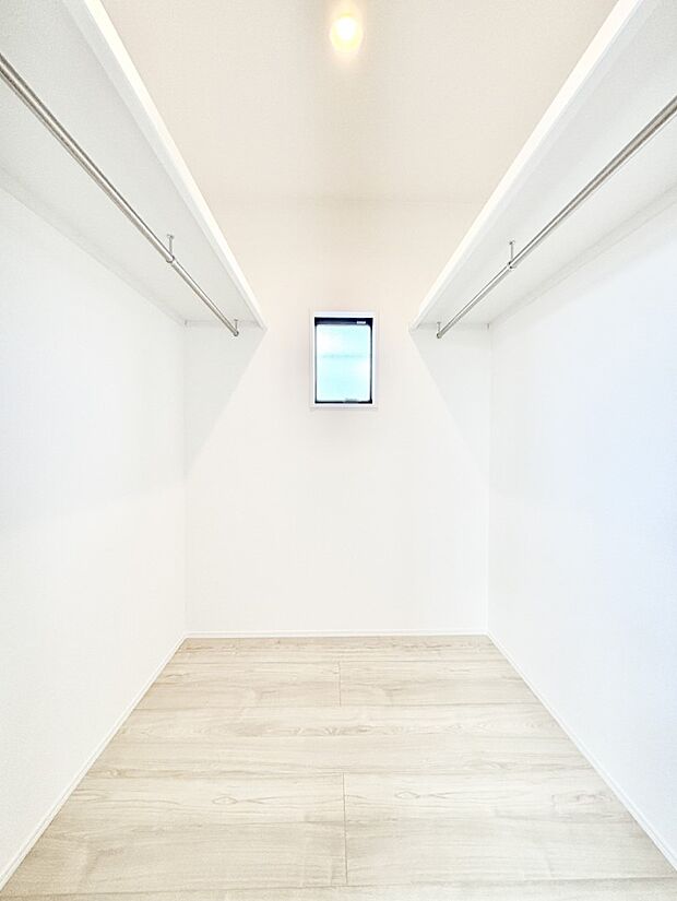 ウォークインクローゼット付きで生活空間を広く利用できます。