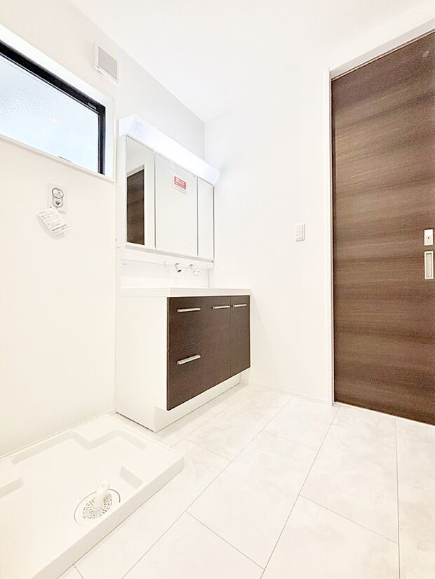 清潔感ある洗面化粧室で朝の身支度も快適