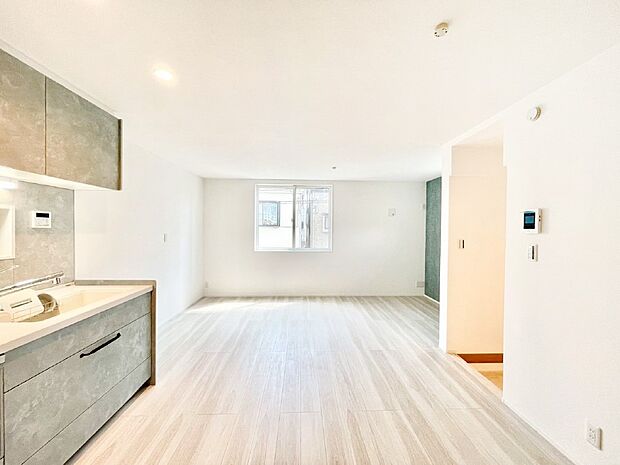 明るい陽光が注ぎ、寛ぎの雰囲気に満たされるダイニング。   