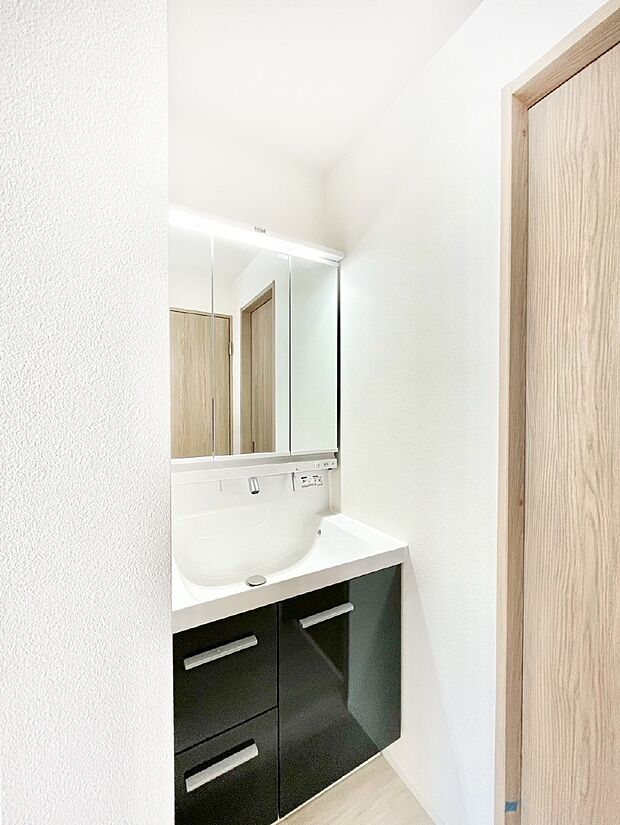 身支度もスムーズにおこなえる脱衣場。