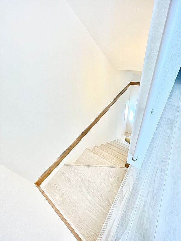 階段には手すりがあり、小さなお子様やお年寄りの方にも安心です。