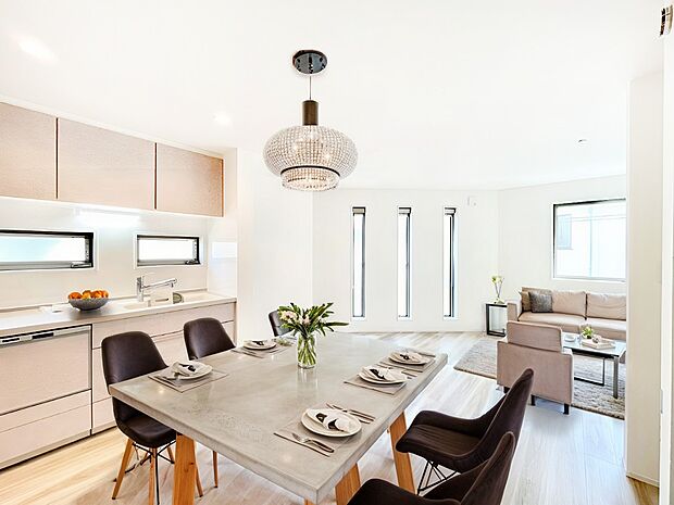 家族の和やかな会話が聞こえてきそう。開放感のあるリビングです。※家具はCGです  