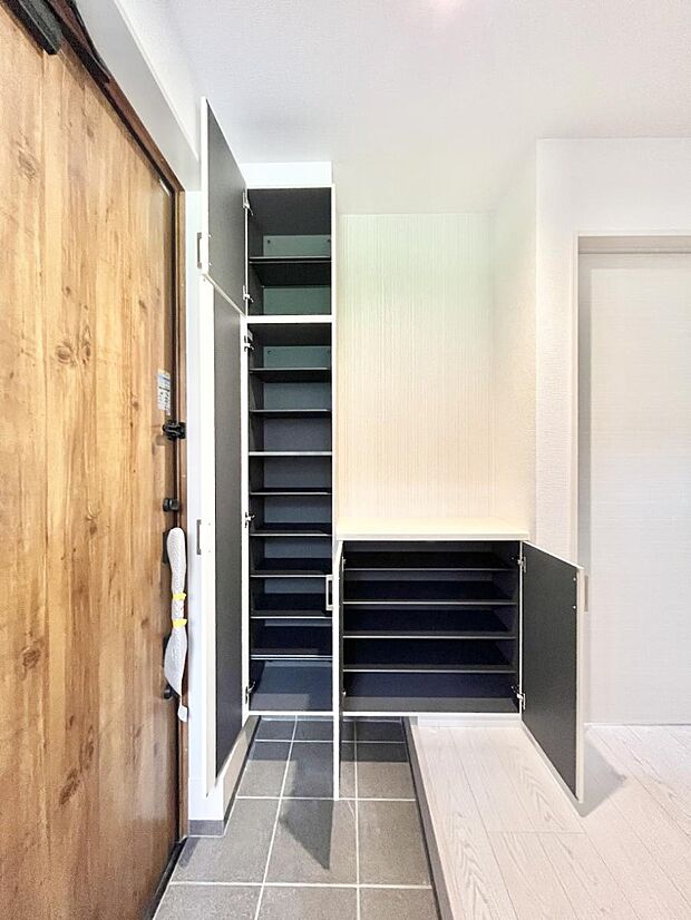 収納力のあるシューズボックス付きの玄関。