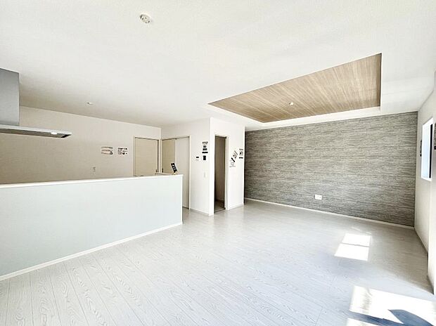 アクセントクロスがお洒落なリビング。家族でのんびりくつろげる広々スペース。