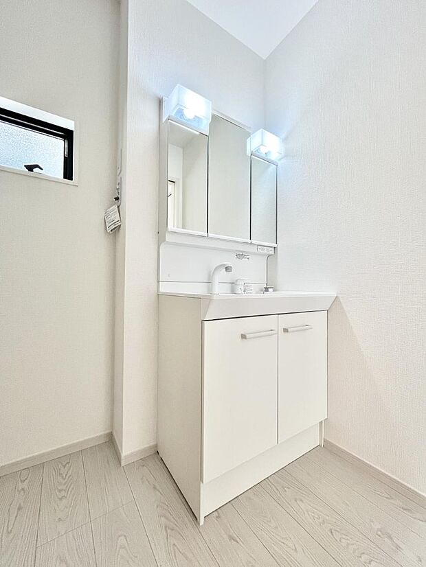 大きく見やすい三面鏡で清潔感ある洗面台は、身だしなみチェックや肌のお手入れにおすすめです。