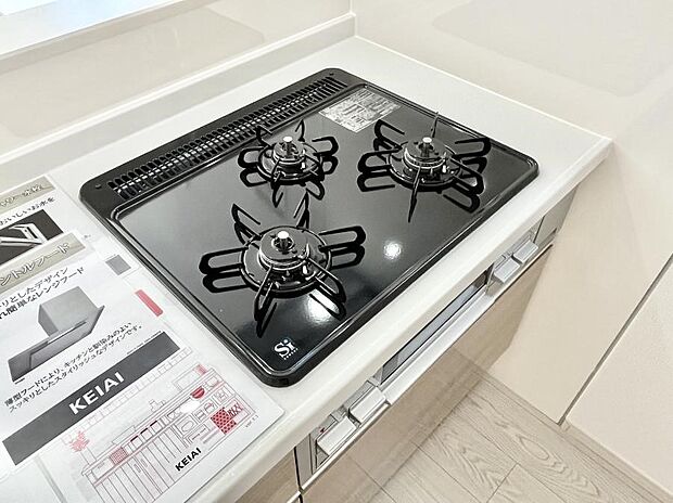 ガスコンロはSiセンサー搭載。火力調節や焦げ付き・消し忘れも防いでくれます。