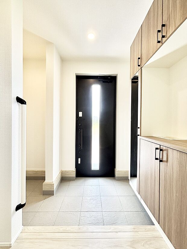 ガラススリットの入った玄関ドアが室内に光を届けてくれます